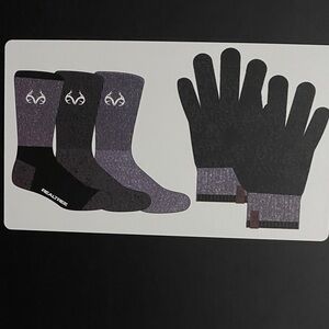 Realtree Men's Black and Gray Sock and Glove Set